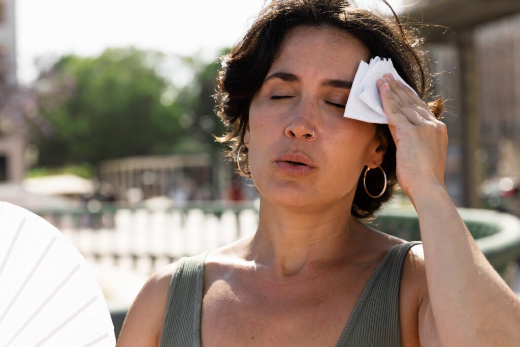 Femme ainee aux prises avec une temperature elevee